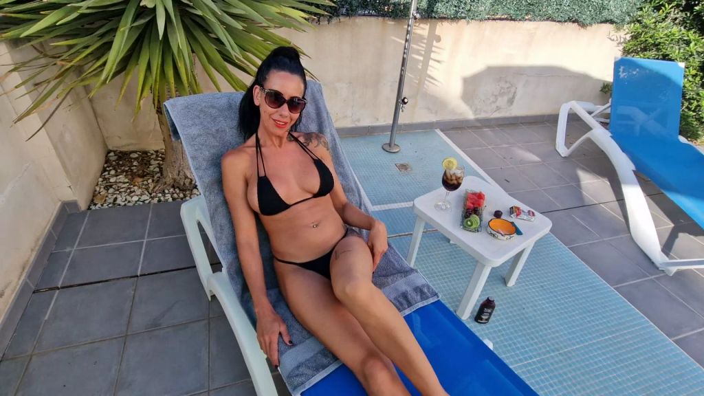 sexy foto nr. 1 von Candy gönnt sich Sonnencreme aus dem Schwanz