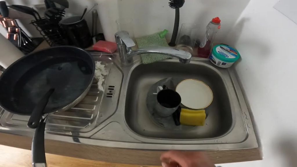 Spontaner Blowjob in der Küche