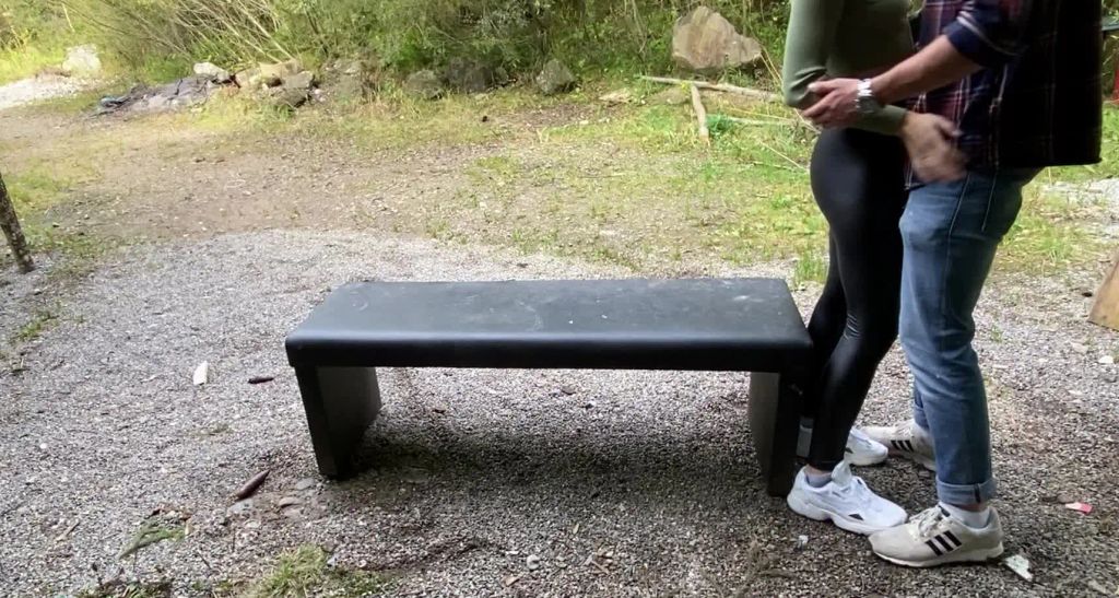 sexy foto nr. 1 von Er fickt mich hart doggy im Wald