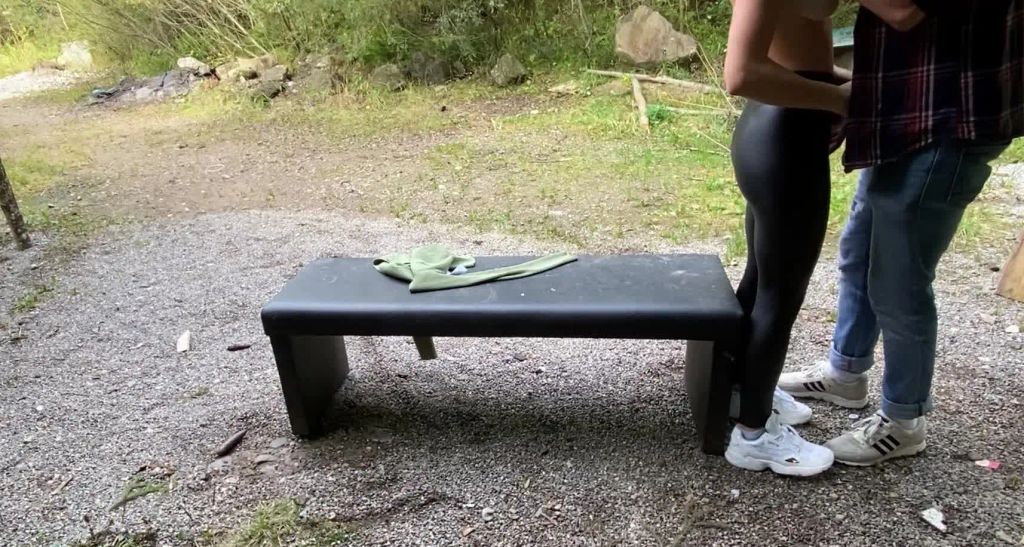 sexy foto nr. 2 von Er fickt mich hart doggy im Wald