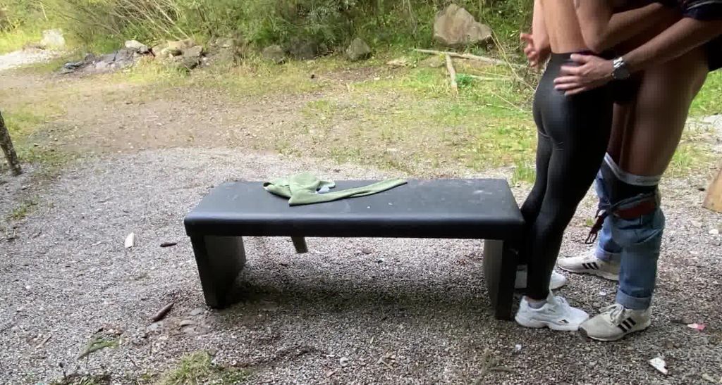 sexy foto nr. 3 von Er fickt mich hart doggy im Wald