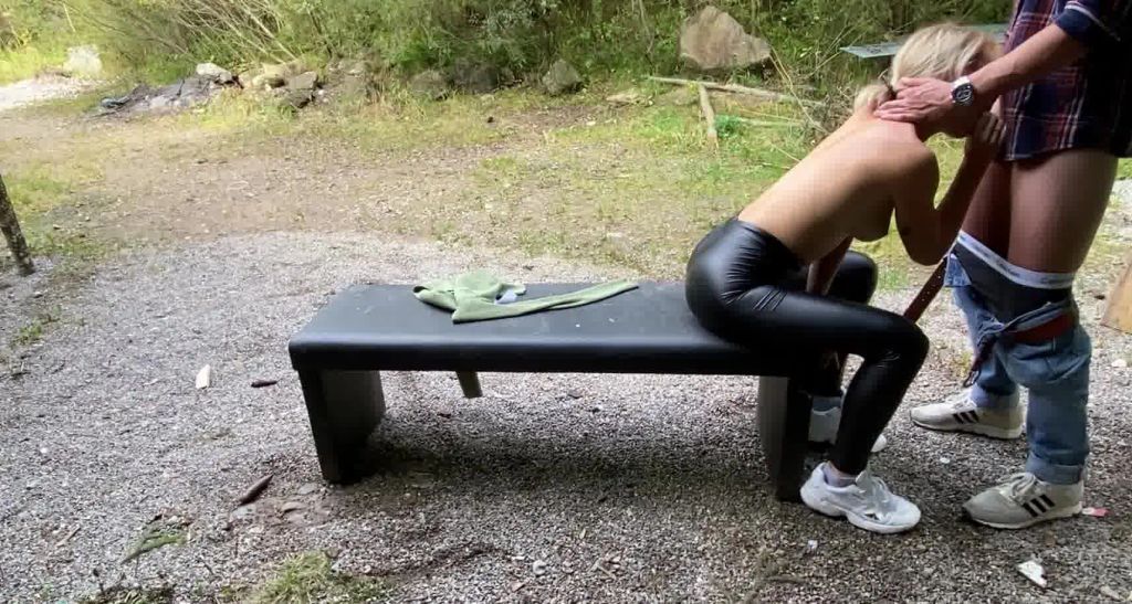 sexy foto nr. 4 von Er fickt mich hart doggy im Wald