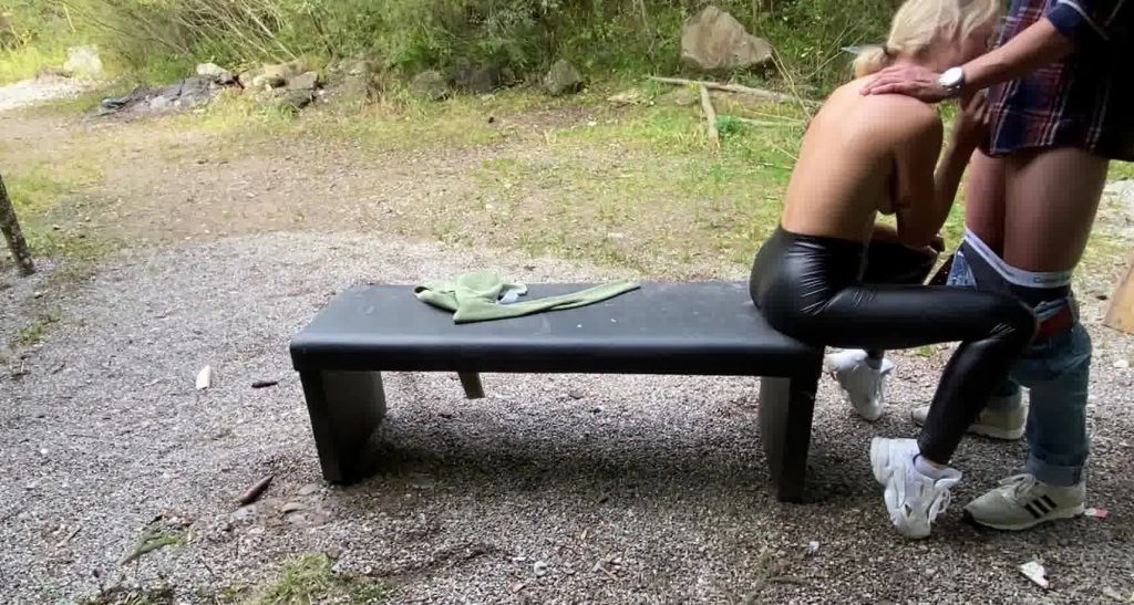 sexy foto nr. 5 von Er fickt mich hart doggy im Wald
