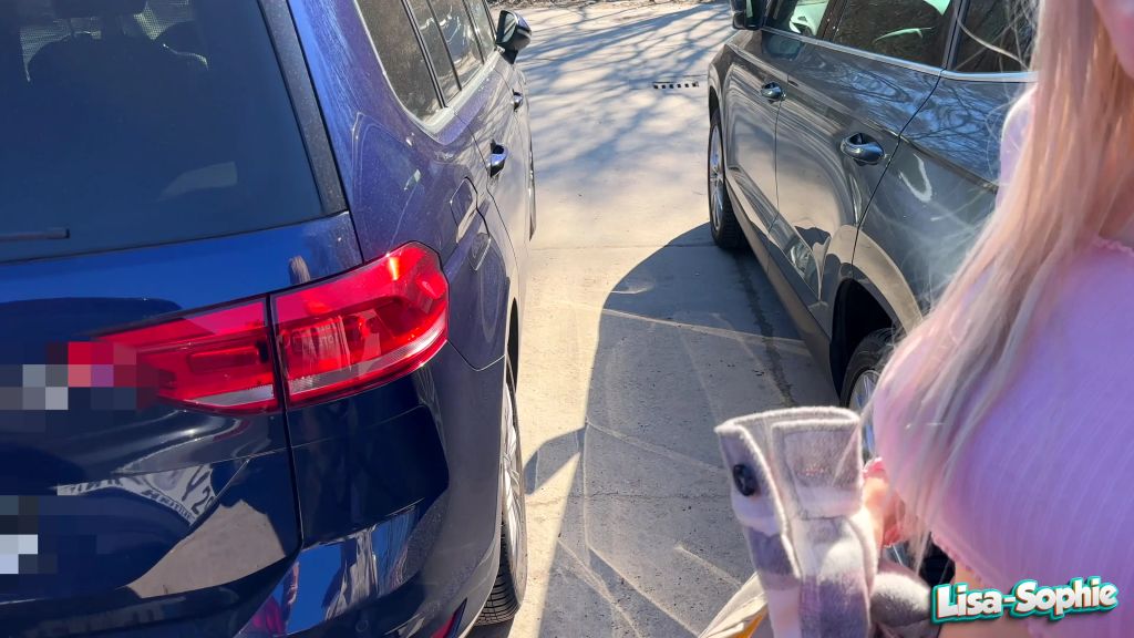 sexy foto nr. 2 von Krasse Parkplatz Action und die Autos fuhren direkt vorbei