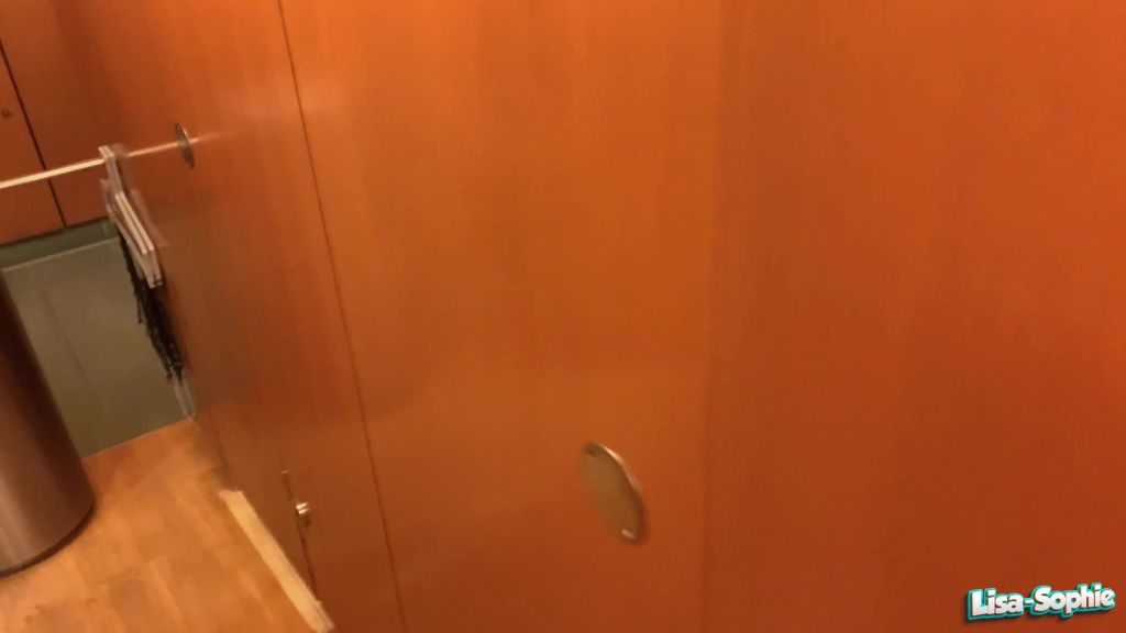 sexy foto nr. 1 von FUCK ... und seine Ehefrau war direkt eine Kabine daneben !