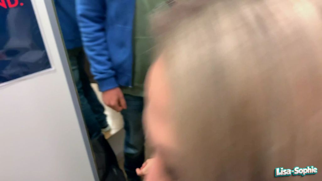 sexy foto nr. 6 von Mitten im Geschäft und keiner hat es mitbekommen !