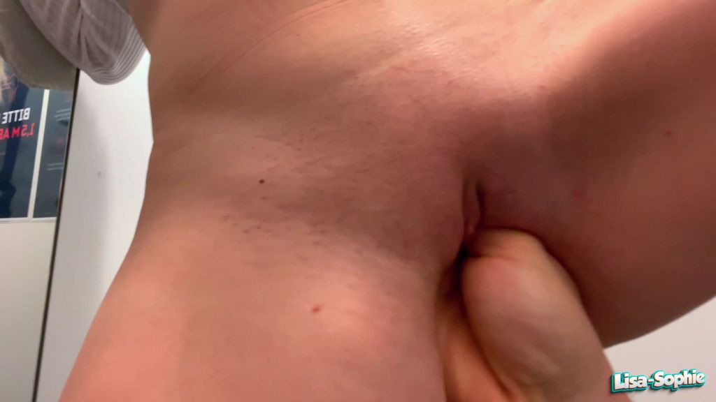 sexy foto nr. 7 von Mitten im Geschäft und keiner hat es mitbekommen !