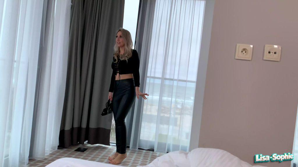 sexy foto nr. 2 von Die Partyhure - Schlammschieben am Morgen danach !