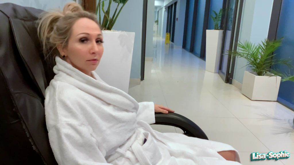 sexy foto nr. 1 von Die Hotelschlampe - vom Fremden alle Löcher zerfickt !