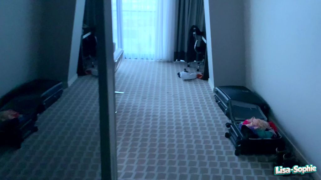 sexy foto nr. 2 von Die Hotelschlampe - vom Fremden alle Löcher zerfickt !