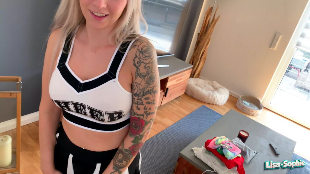 sexy foto nr. 4 von Big Ass Cheerleader Girlie vor dem Training weggeknallt !