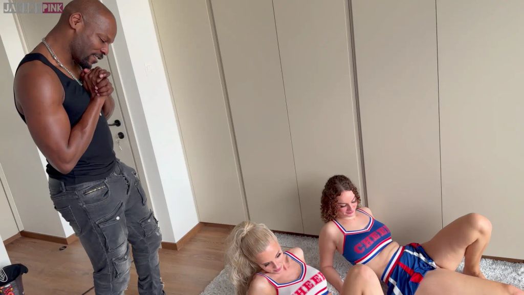 Vorschaubild 3 zum Video „2 NOTGEILE TEENIES VON PERVERSEN TRAINER ZUM DREIER VERFÜHRT“