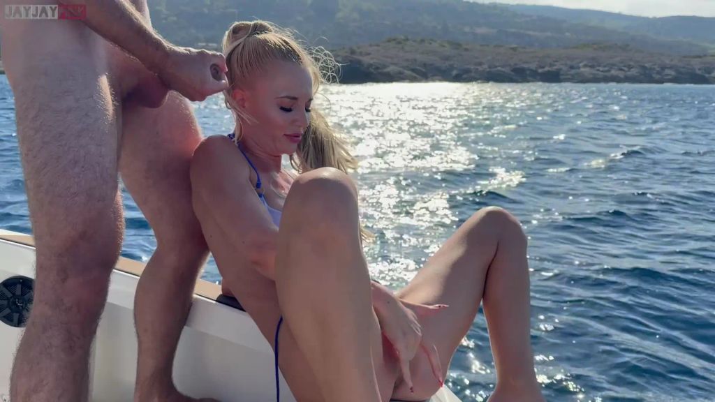 Vorschaubild 8 zum Video „SQUIRTING FOTZE AUF DEM BOOT FICKT BIS ICH INS MEER SPRITZE“