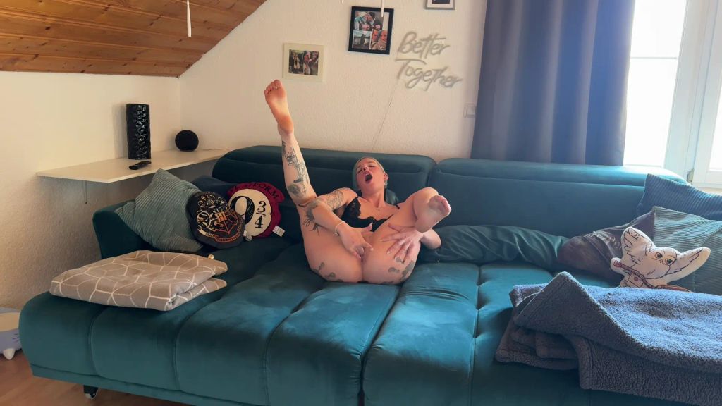 Vorschaubild 3 zum Video „Dildo Aktion und feuchte Pussy“