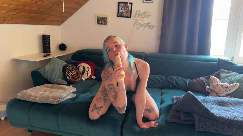 Vorschaubild 4 zum Video „Dildo Aktion und feuchte Pussy“