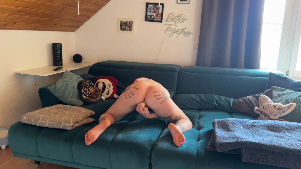 Vorschaubild 6 zum Video „Dildo Aktion und feuchte Pussy“
