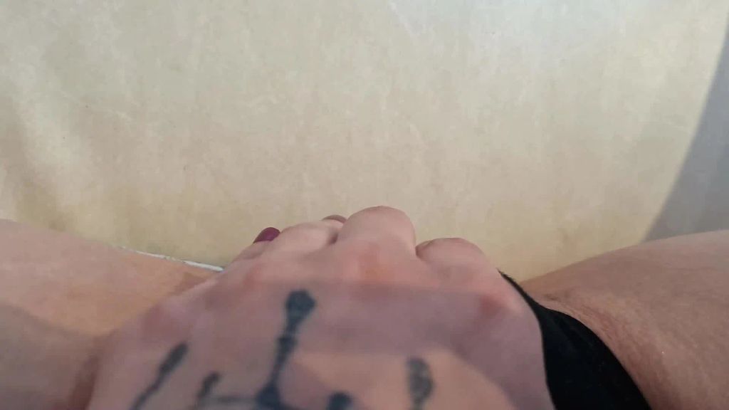 Vorschaubild 3 zum Video „Geiler Squirt beim Tätowierer!!!“