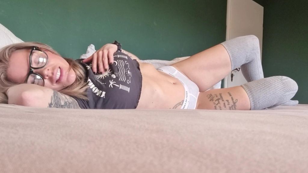 sexy foto nr. 4 von Mein erstes Mal meine süße Muschi gefingert