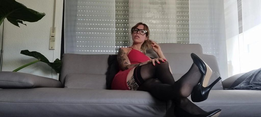 sexy foto nr. 2 von NOTGEILE NYLONSCHLAMPE FINGERT SICH IN DER PAUSE!