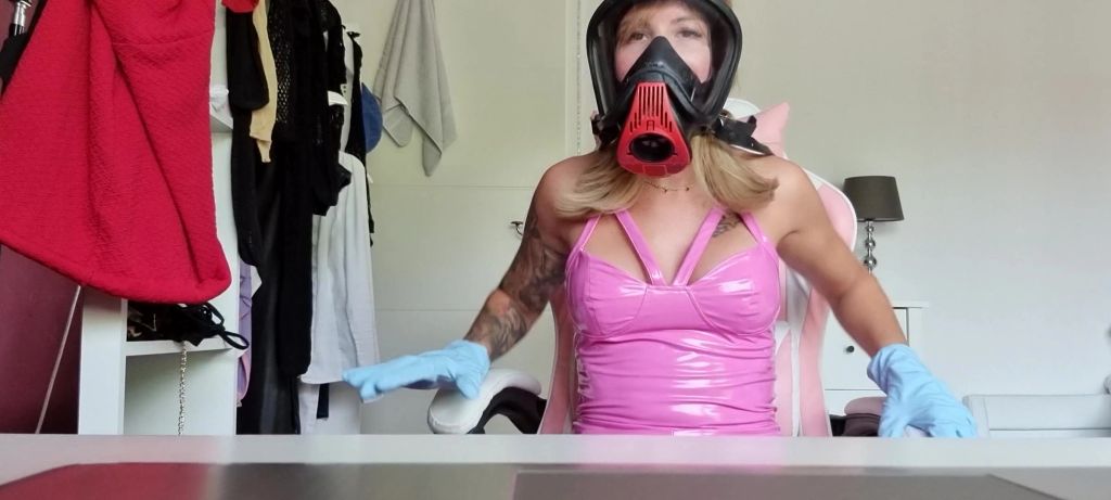 sexy foto nr. 3 von GEILE SHOW MIT LATEXANZUG UND MASKE