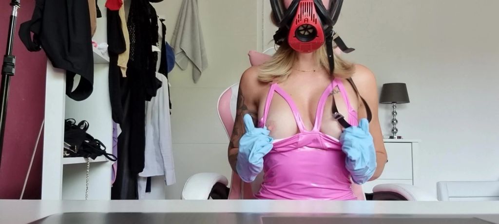 sexy foto nr. 9 von GEILE SHOW MIT LATEXANZUG UND MASKE