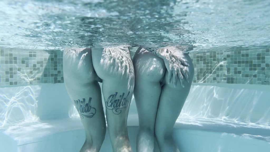sexy foto nr. 4 von Geile LESPENSPIELE im Pool mit TightKitten