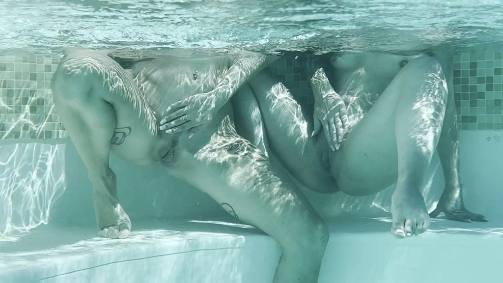 sexy foto nr. 6 von Geile LESPENSPIELE im Pool mit TightKitten