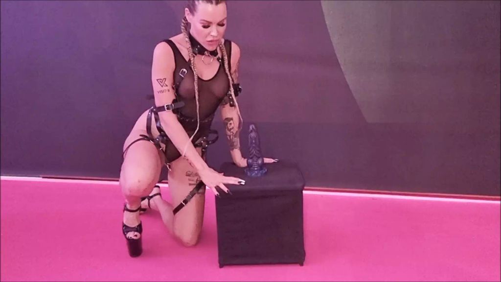 sexy foto nr. 5 von Öffentlich auf der VENUS 2022 Dildo abgeritten!