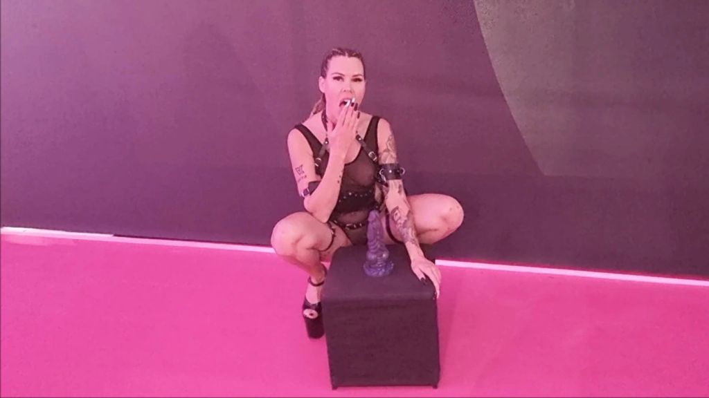 sexy foto nr. 10 von Öffentlich auf der VENUS 2022 Dildo abgeritten!