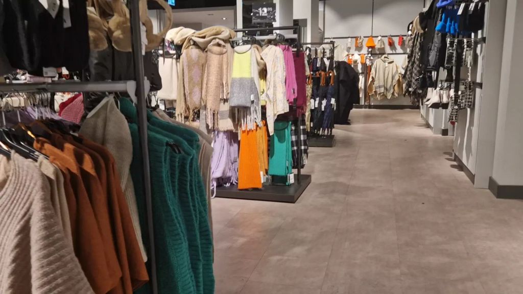 sexy foto nr. 1 von IM KAUFHAUS zum ORGASMUS gesteuert!