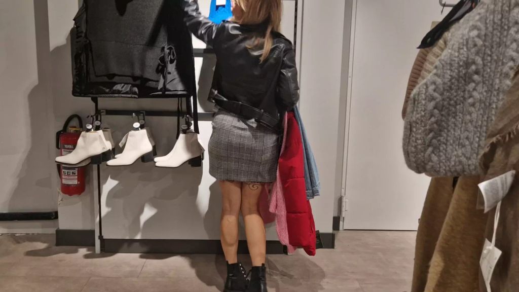sexy foto nr. 2 von IM KAUFHAUS zum ORGASMUS gesteuert!