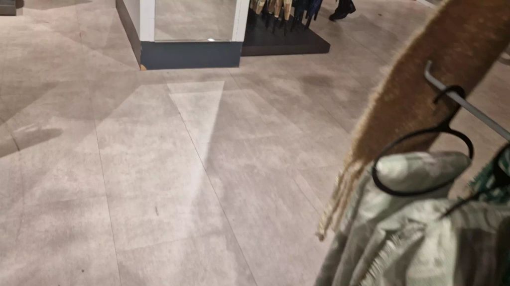 sexy foto nr. 3 von IM KAUFHAUS zum ORGASMUS gesteuert!