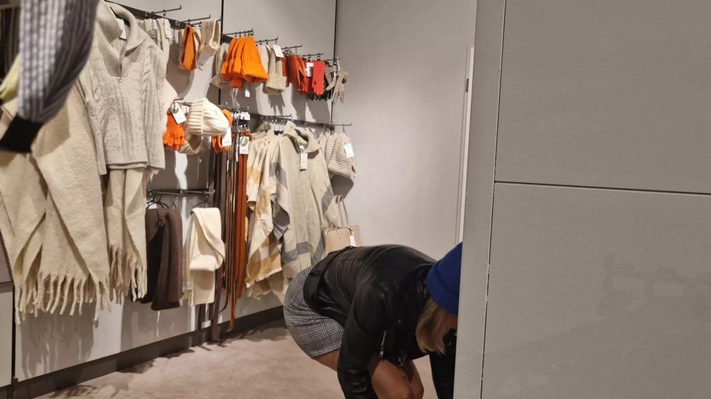 sexy foto nr. 5 von IM KAUFHAUS zum ORGASMUS gesteuert!