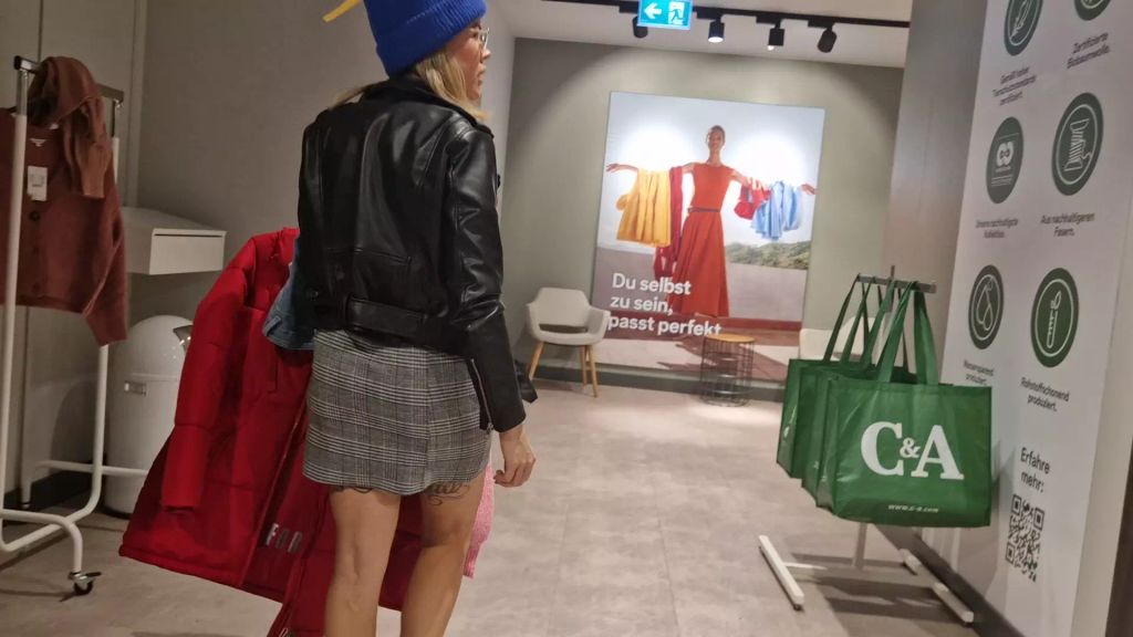 sexy foto nr. 6 von IM KAUFHAUS zum ORGASMUS gesteuert!