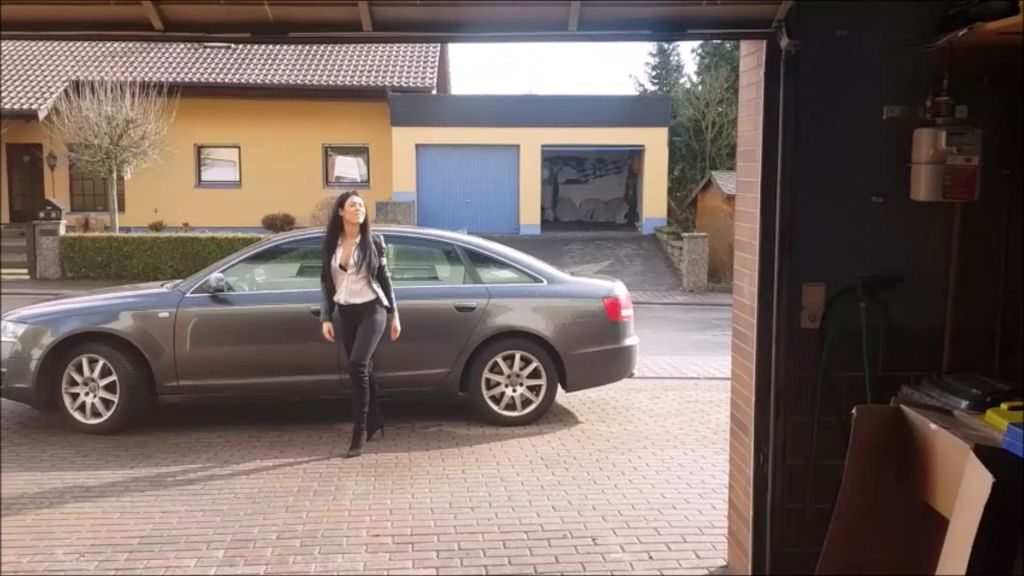 sexy foto nr. 1 von LARA IN DER AUTOWEKSTATT