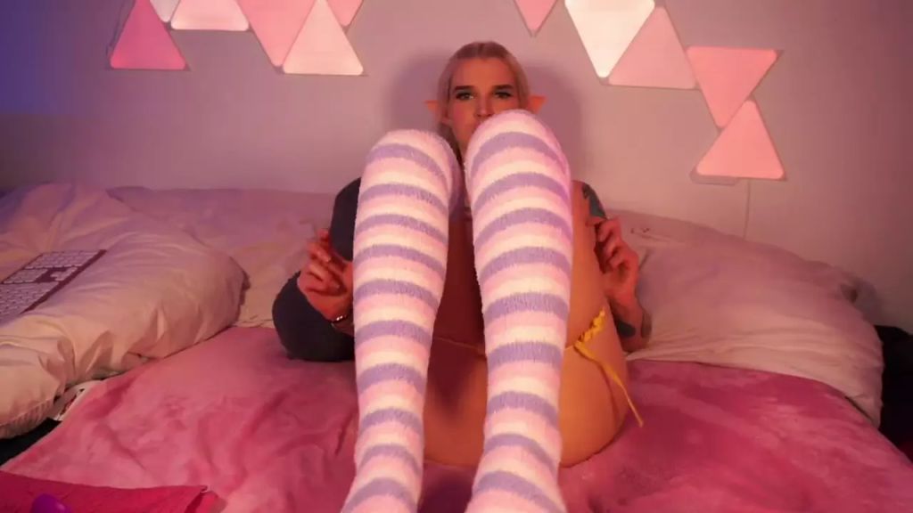 sexy foto nr. 4 von Enge Elfin kriegt Löcher ausgedehnt von XXXL Drachenschwanz