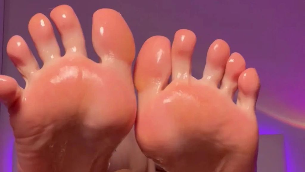 sexy foto nr. 10 von POV: Öl Footjob an Minisexdoll!