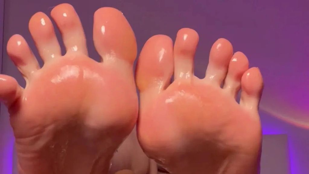 POV: Öl Footjob an Minisexdoll!