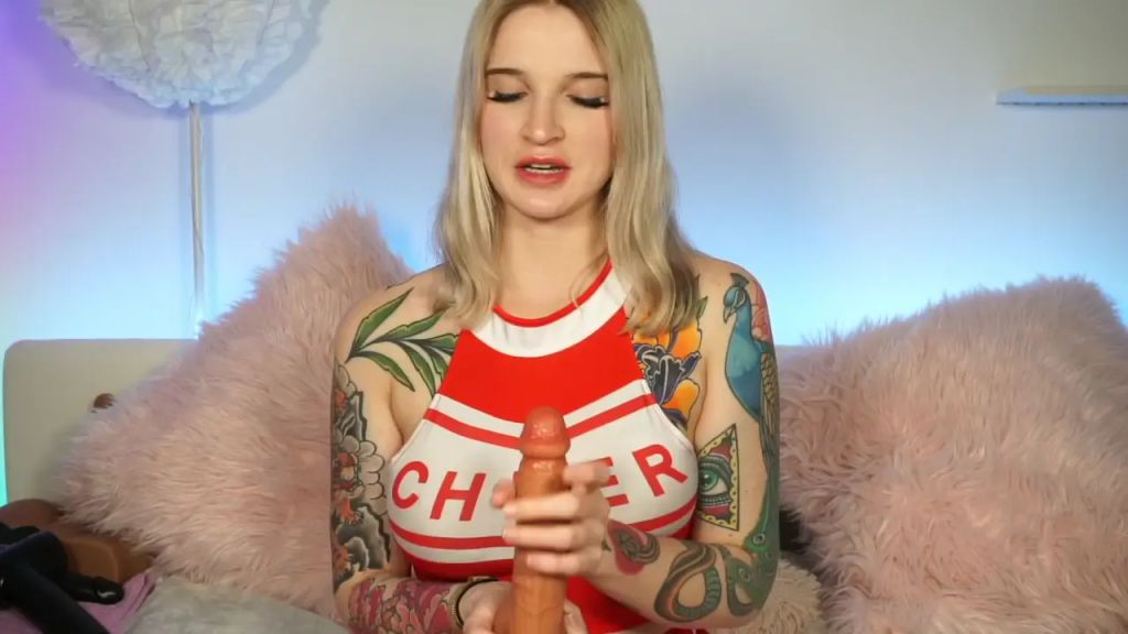sexy foto nr. 1 von JOI Cheerleaderin Wichsanleitung spritz ihr ins Gesicht