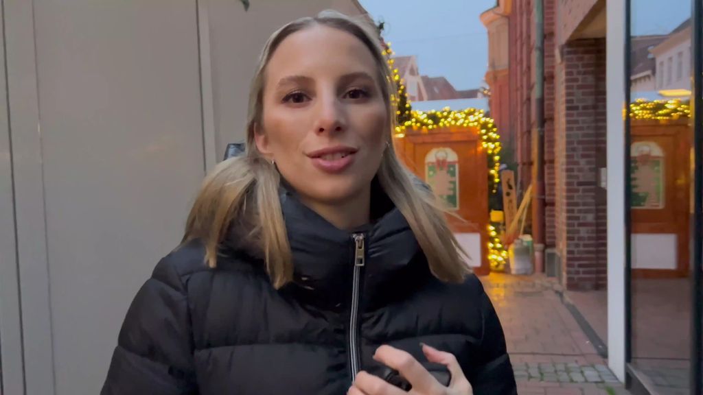 sexy foto nr. 1 von IM LACKKOSTÜM - VOM WEIHNACHTSMARKT ABGESCHLEPPT !