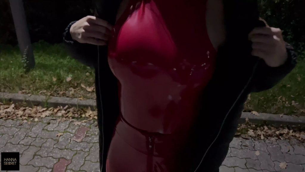 sexy foto nr. 2 von IM LACKKOSTÜM - VOM WEIHNACHTSMARKT ABGESCHLEPPT !
