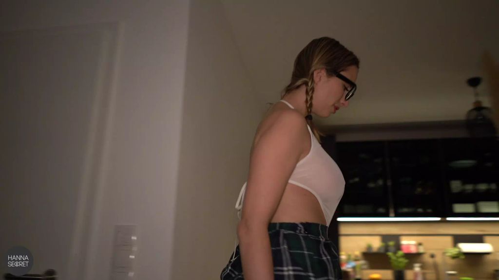 sexy foto nr. 1 von IM STUDENTINNENKOSTÜM GEKLÄRT !