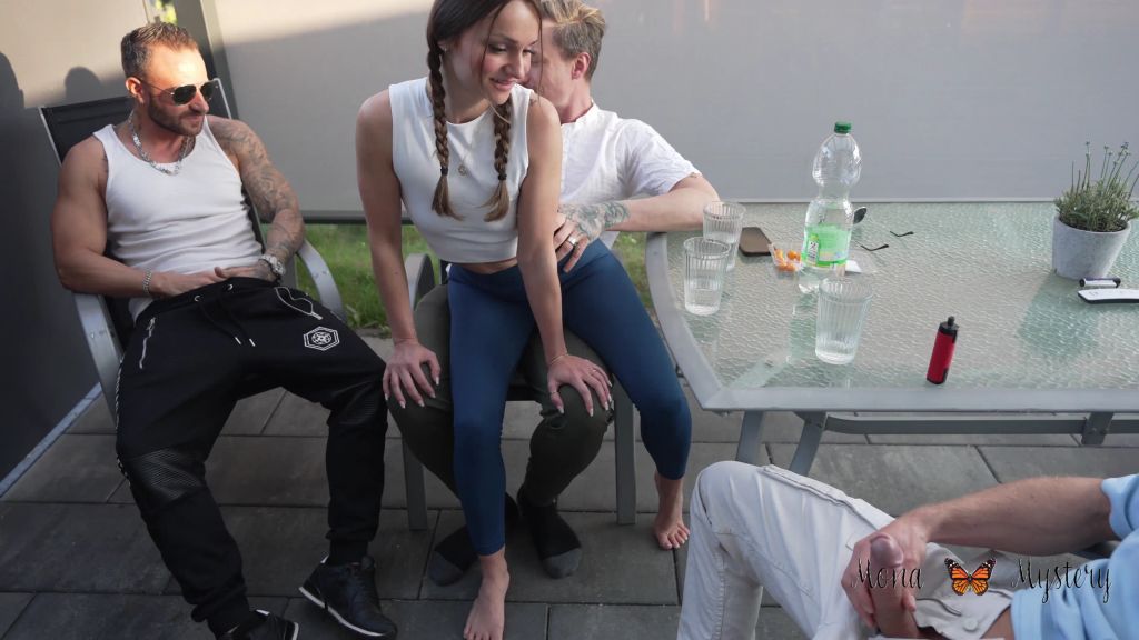 sexy foto nr. 3 von Plötzlich mitten drin! Männerabend eskaliert völlig!
