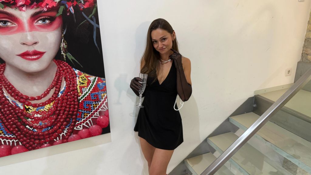 sexy foto nr. 10 von Mitten auf Vernissage gefickt!