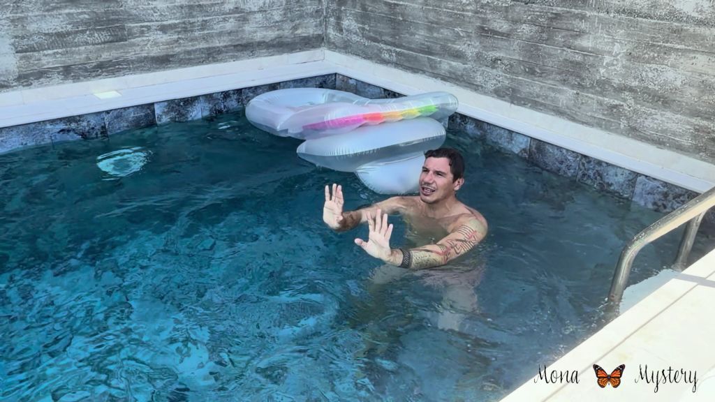 Vorschaubild 1 zum Video „Fauler Poolboy fickt mich in den Arsch!“