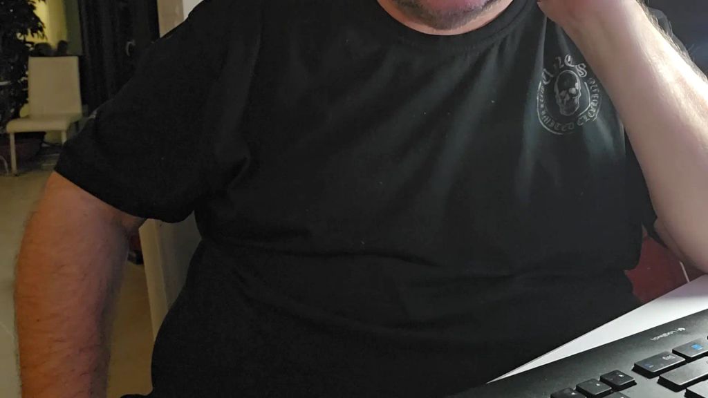 sexy foto nr. 1 von Geile Handwerkerin VickyFox überrascht den Kunden! OMG