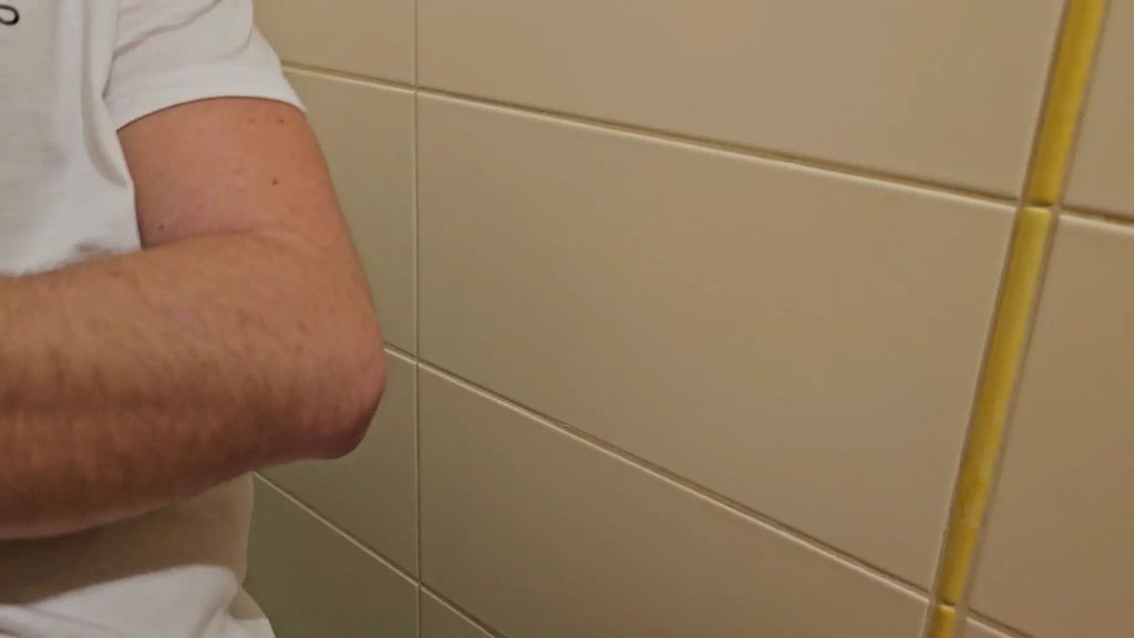 sexy foto nr. 1 von Im Büro weggefickt ohne Gummi-Chef erwischt beim Wichsen