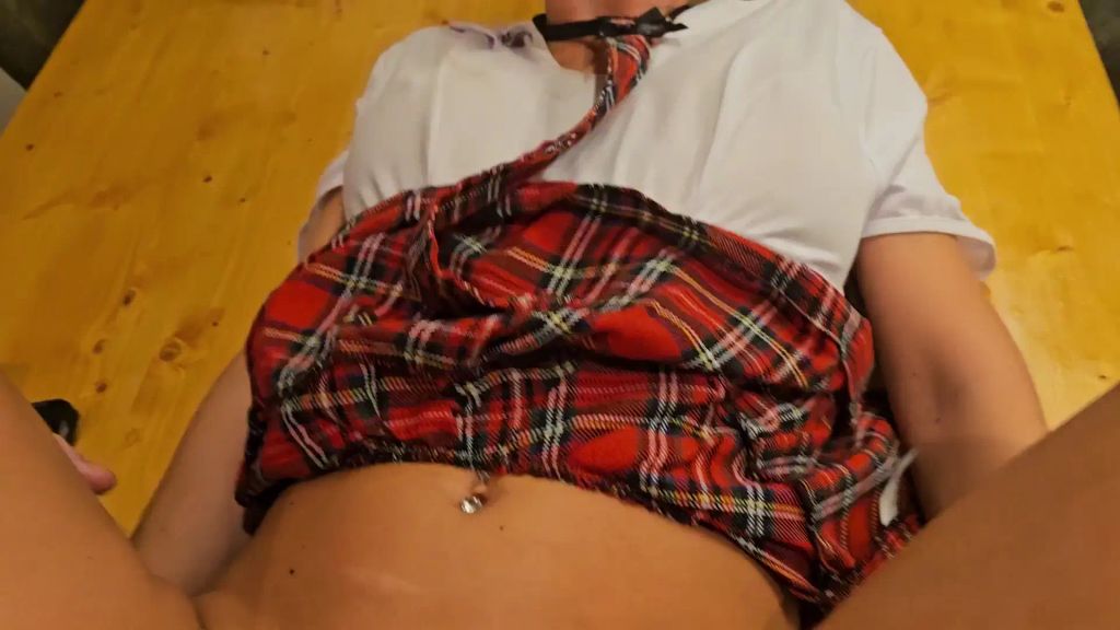 sexy foto nr. 7 von Schulmädchen beim lernen gestört, Stiefvati fickt sie ab.