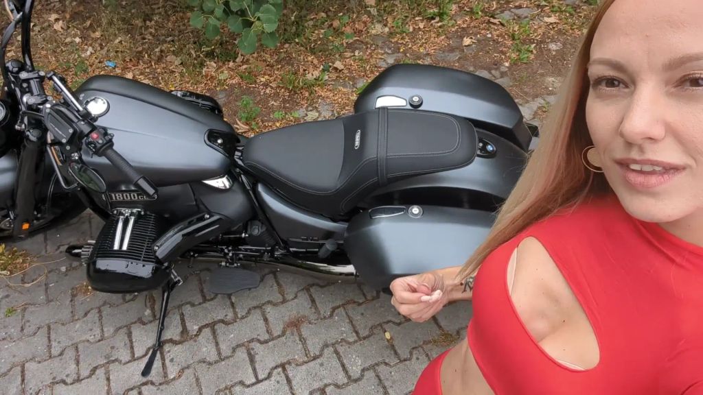 sexy foto nr. 1 von Erwischt -Motorcycle Fox saut neues fremdes WMB Motorrad ein