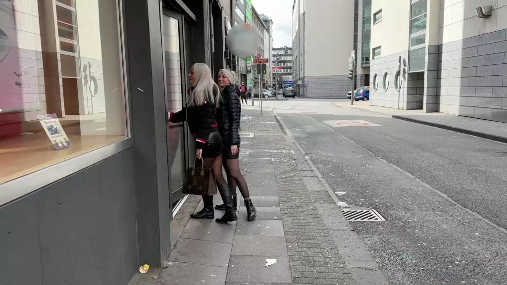sexy foto nr. 1 von KRASS 2 BITCHES treiben es HART im Taxi
